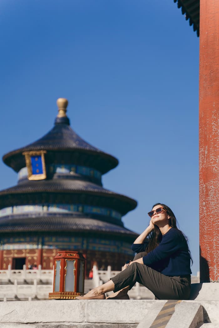 turista sentada en un templo de beijing